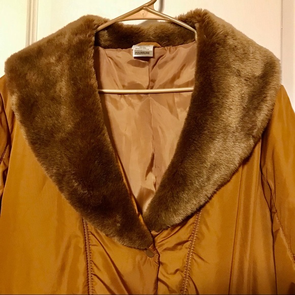 Nice & comfortable golden Puffer coat with faux fur collar, 2 pockets, size 1X - Picture 2 of 12